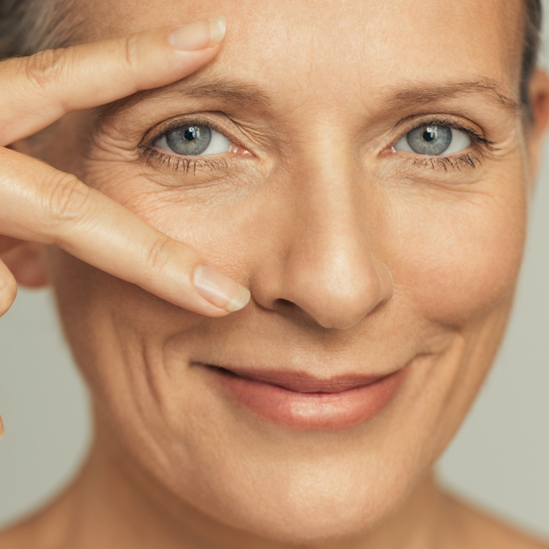 Femme avec contour des yeux fatigué et ridé