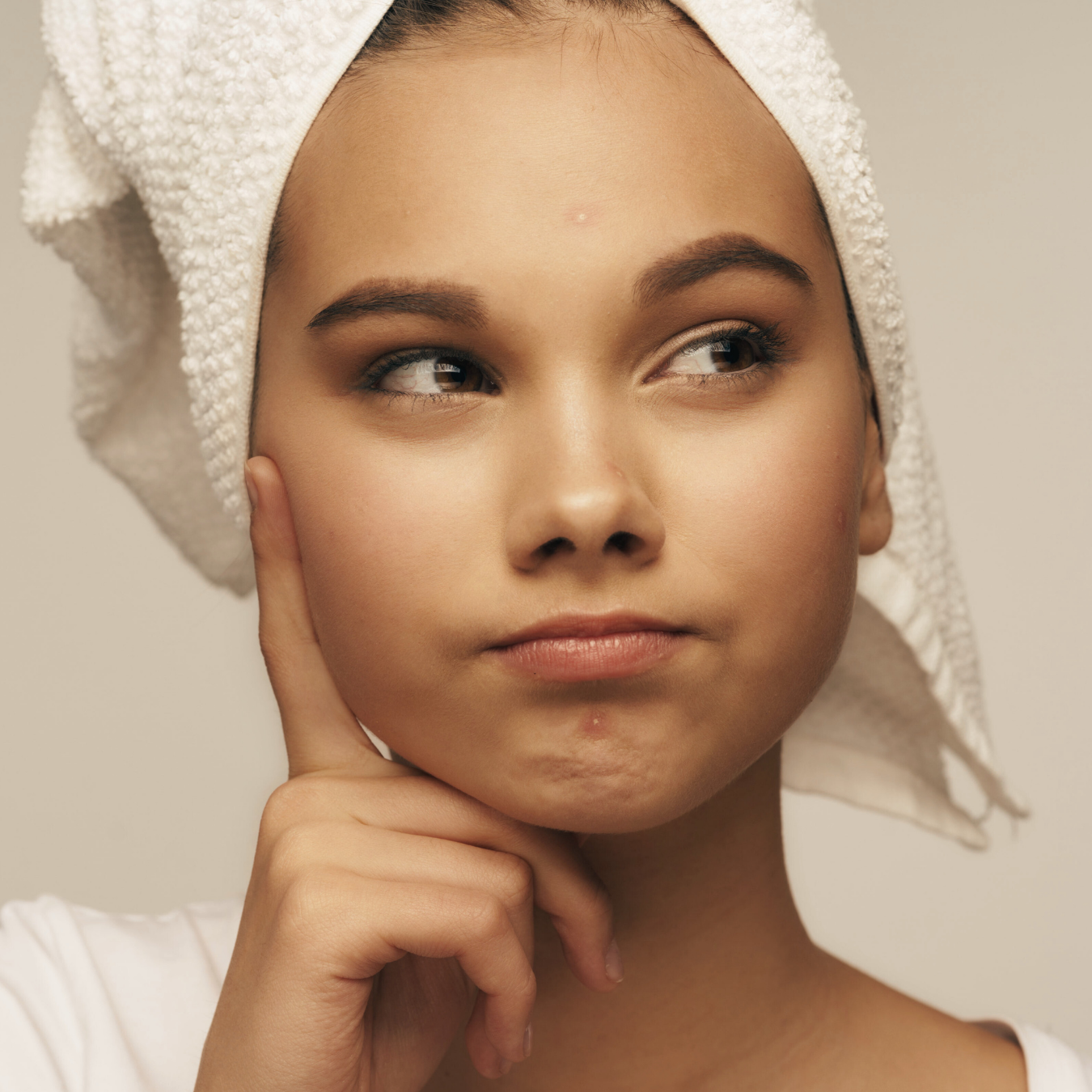 jeune fille avec un bouton sur le menton 