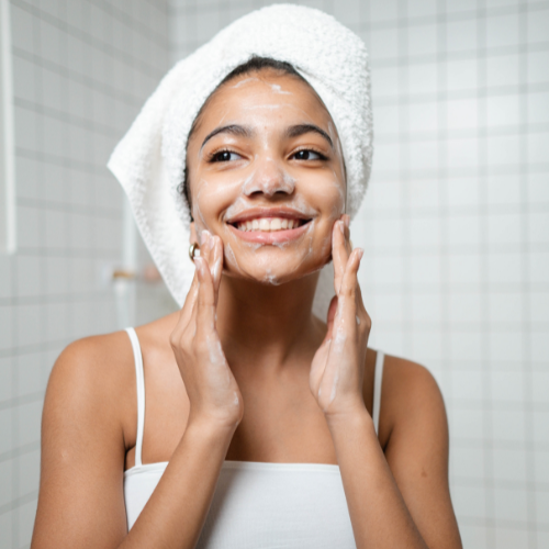 Jeune fille qui démaquille et nettoie sa peau
