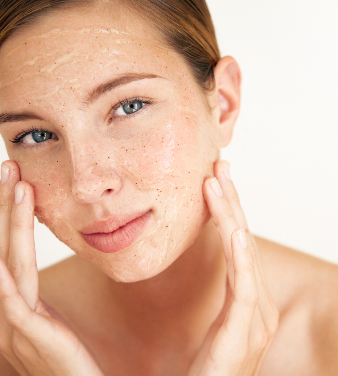 visage de femme se faisant un gommage du visage