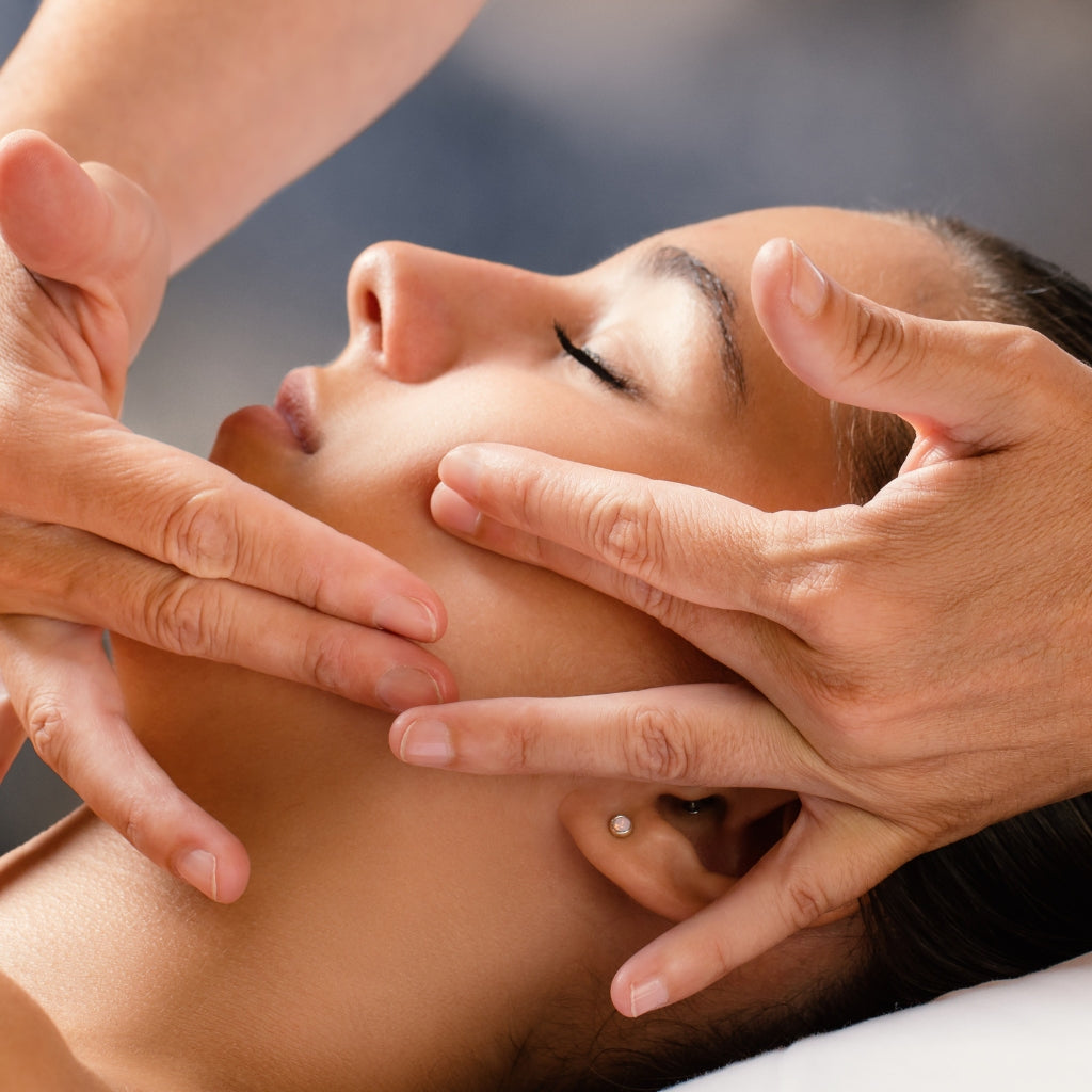 Massage du visage liftant : découvrez le Kobido