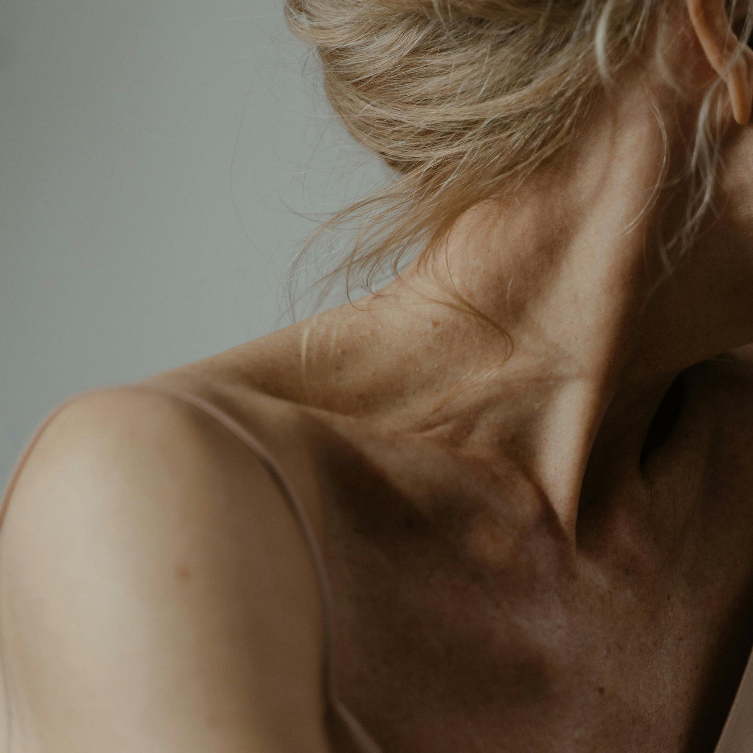 Raffermir la Peau du Cou et du Décolleté : nos Conseils
