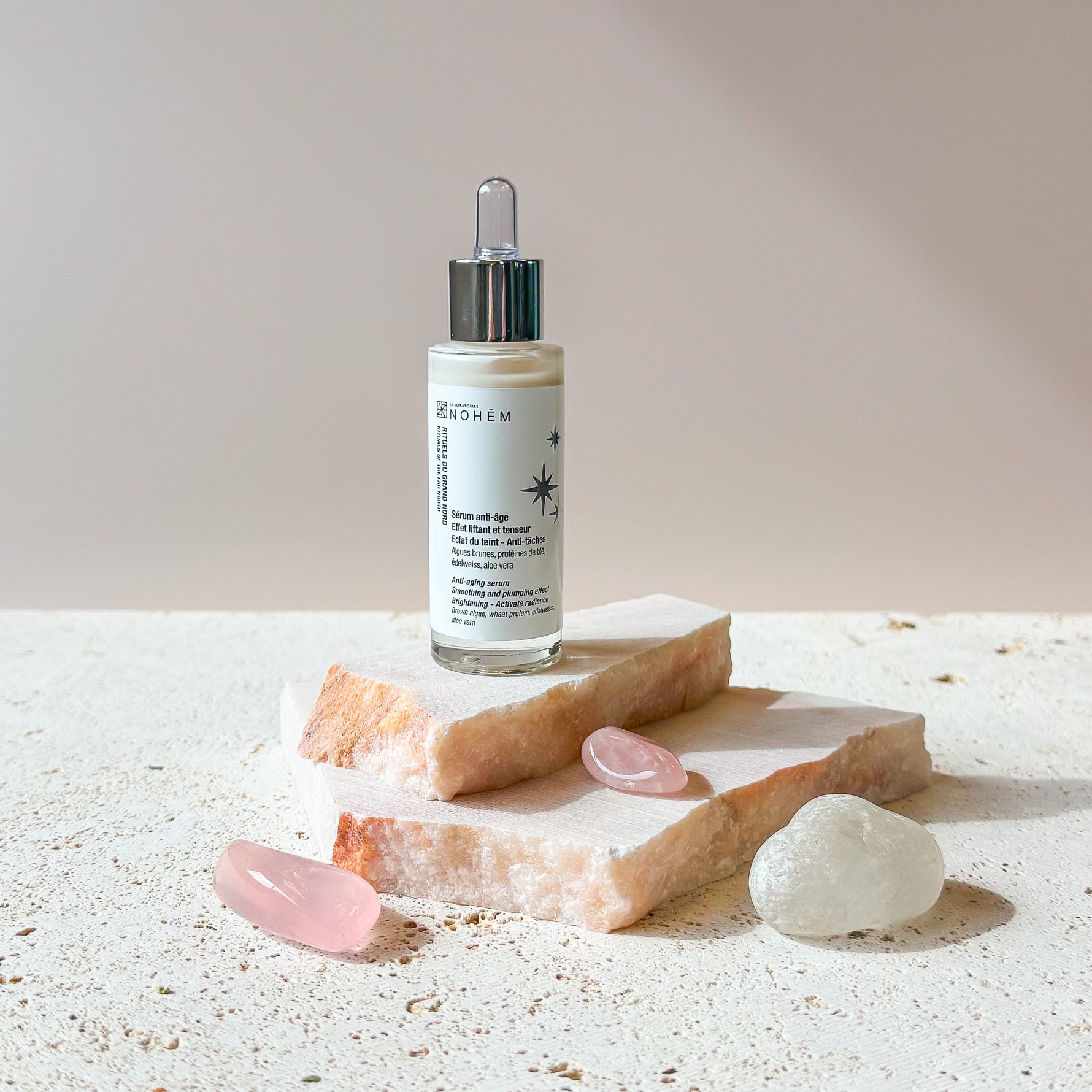 Serum nohem anti-age dans un décor naturel 