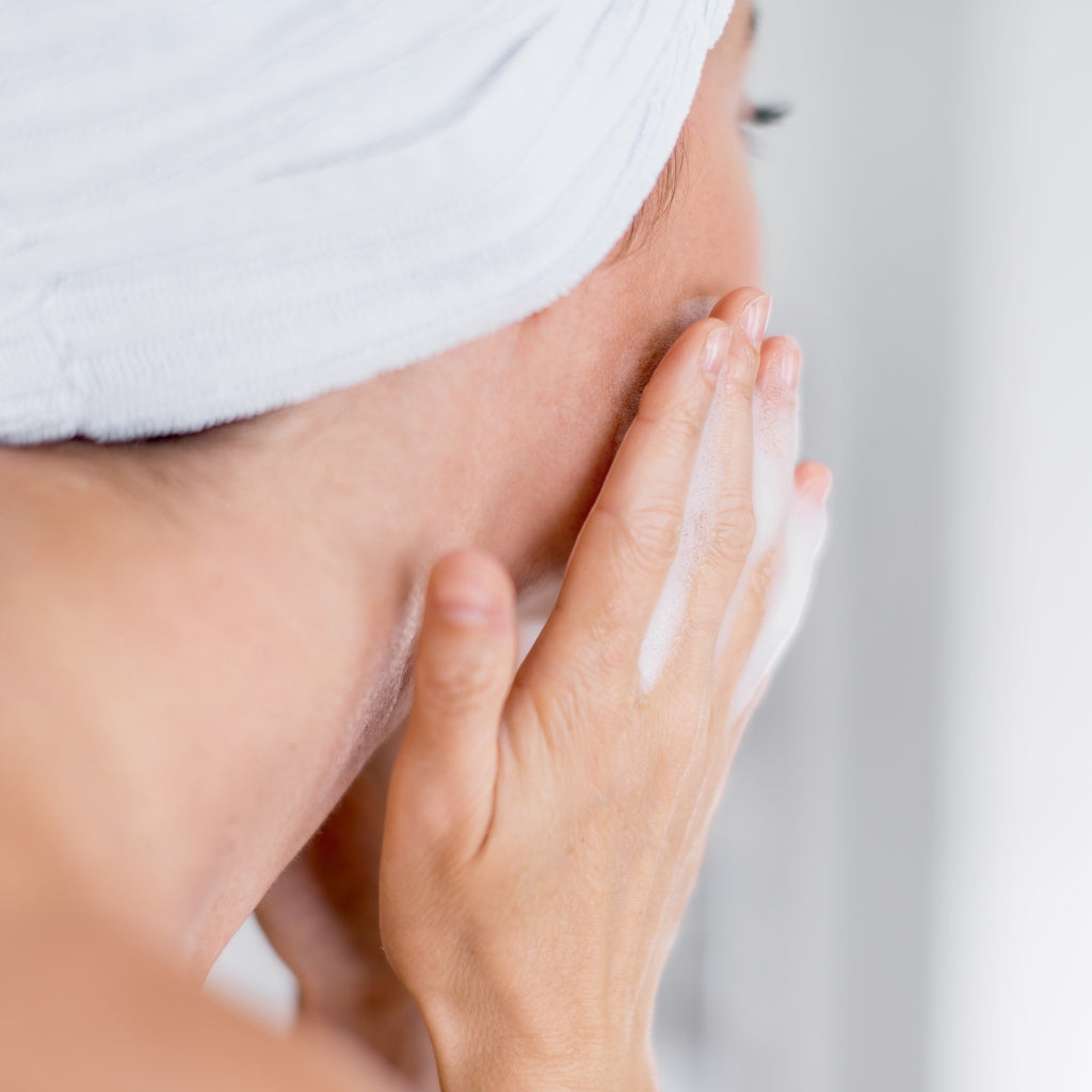 femme se démaquillant le visage avec un démaquillant naturel