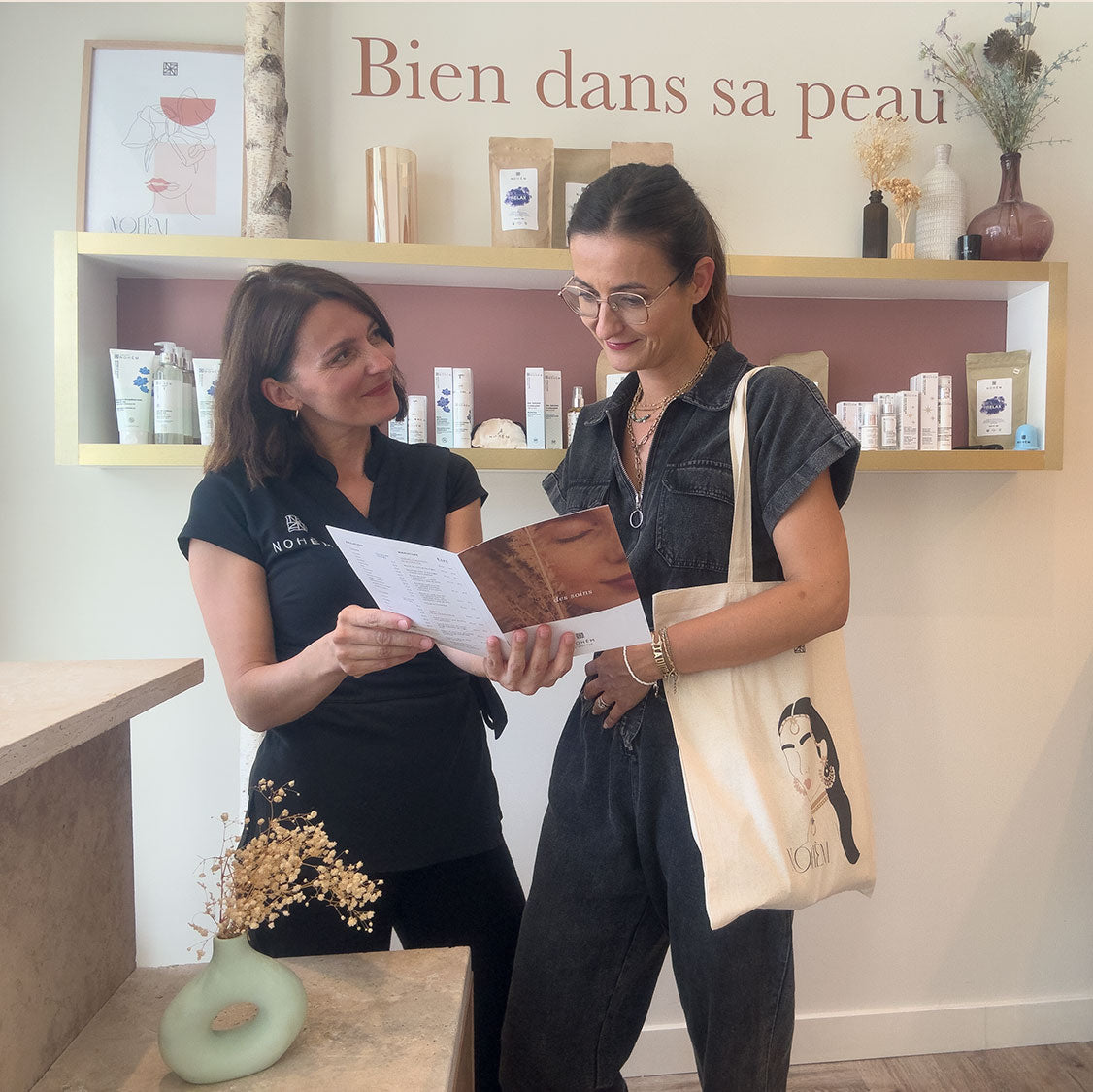 Cliente Nohèm se faisant accompagner dans le choix de ses soins