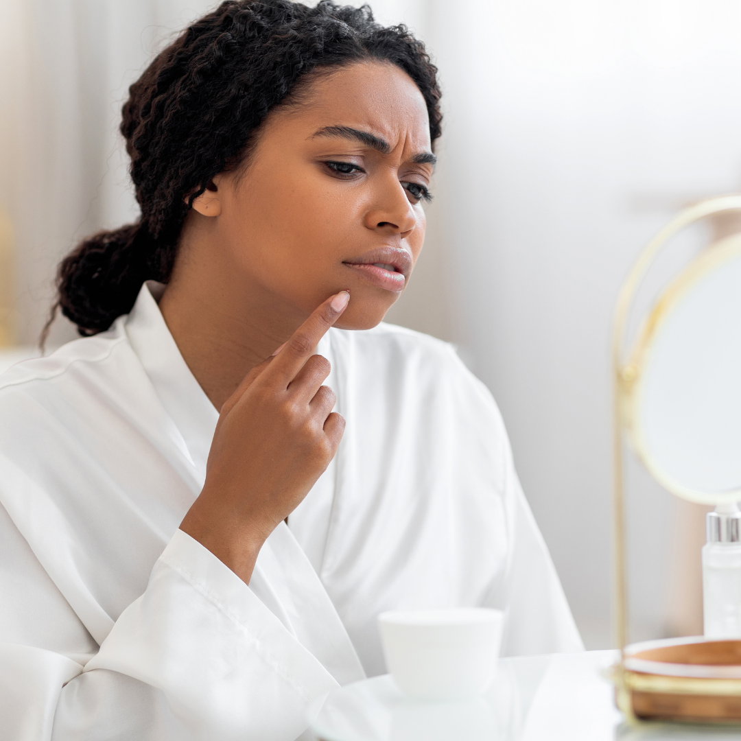 femme avec bouton sur le visage