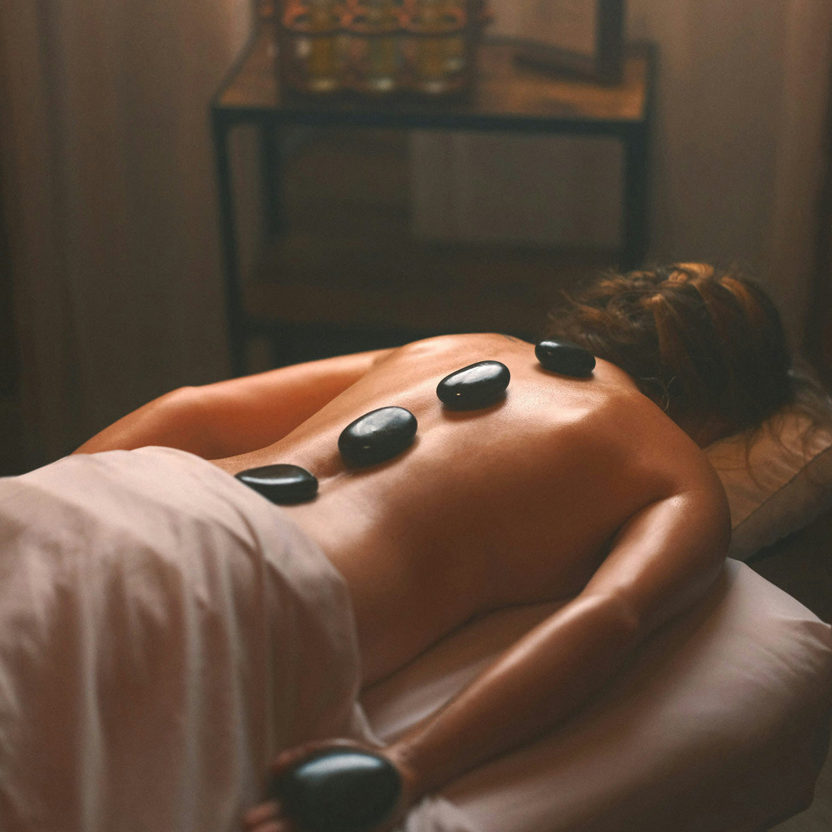 soin du corps relaxant aux pierres chaudes