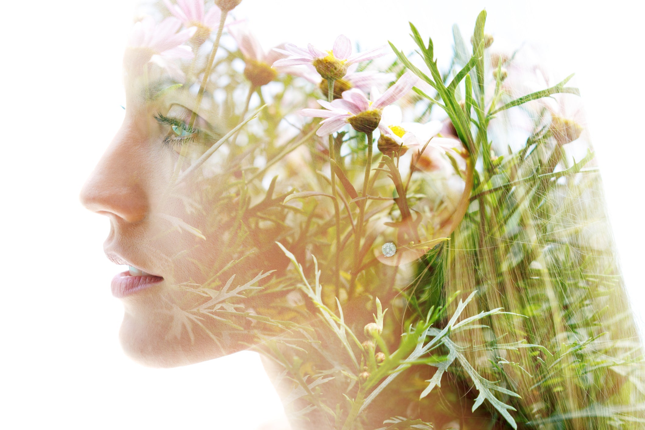 silhouette de femme avec des herbes et fleurs incrustées