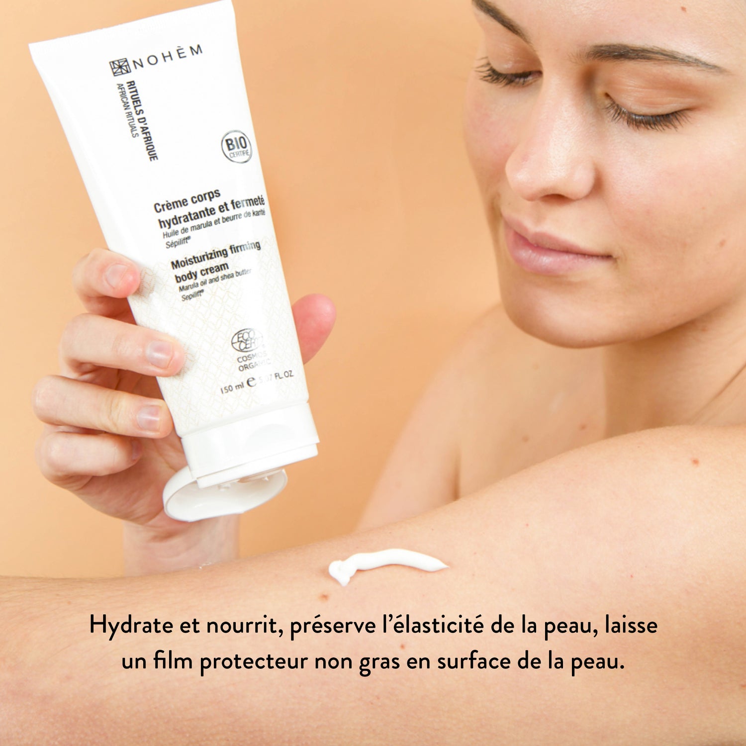 application de la crème raffermissante corps bio Nohèm sur les bras