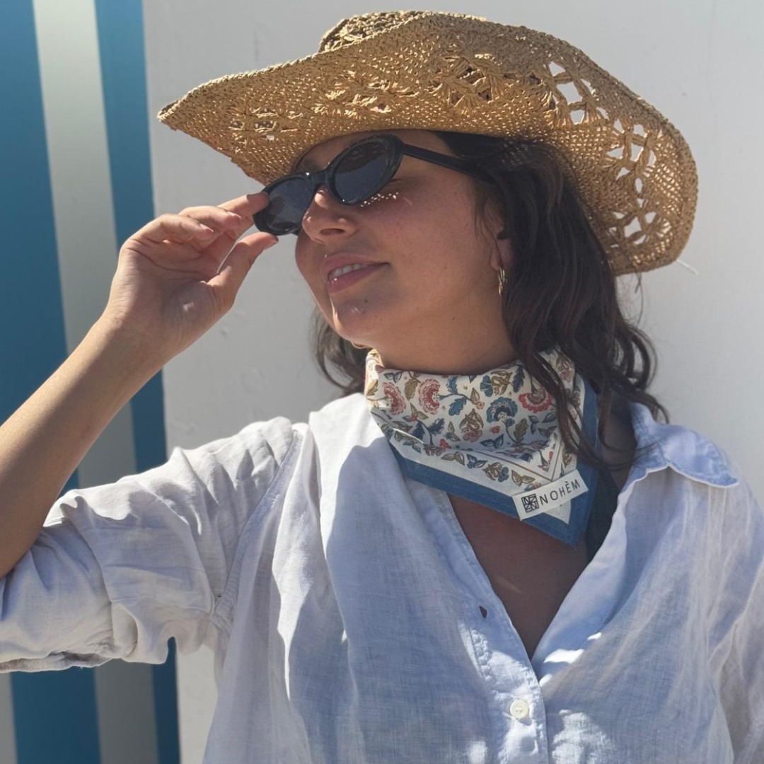 foulard autour du cou