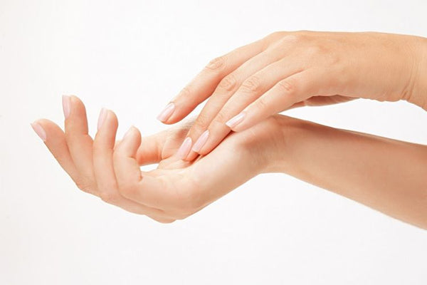 comment appliquer la crème bio pour les mains & ongles hydratante et réparatrice 